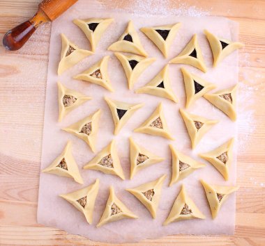 Görünümü ile haşhaş tohumu, Kuru üzüm ve fındık masada, ham Hamantaschen tanımlama top