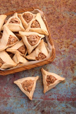Hamantaschen kurabiye fındık sepeti, üstten görünüm ile yakın çekim