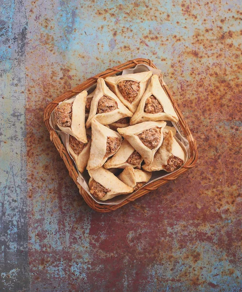 Hamantaschen Cookies Met Noten Mand Bovenaanzicht — Stockfoto