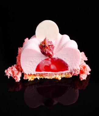 Berry pastamız siyah arka plan üzerine kesti