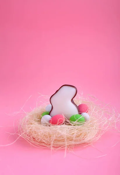 Tam Renkli Yumurta Sırlı Çerez Şeklinde Tavşan Pembe Bir Arka — Stok fotoğraf