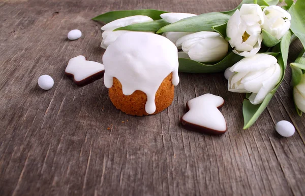 新鮮な白いチューリップ イースター ケーキ 生気のないクッキーのイースター コンポジション木製の背景には ウサギの形 — ストック写真