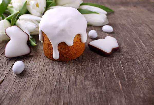 Pasen Samenstelling Met Verse Witte Tulpen Pasen Taart Geglazuurde Cookies — Stockfoto