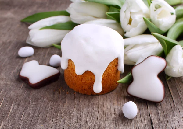 新鮮な白いチューリップ イースター ケーキ 生気のないクッキーのイースター コンポジション木製の背景には ウサギの形 — ストック写真