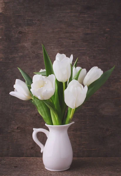 Świeży Bukiet Białych Tulipanów Dzbanku Podłoże Drewniane — Zdjęcie stockowe