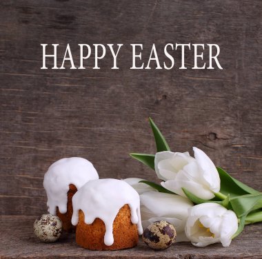 Taze Beyaz Laleler, bıldırcın yumurtası ve Paskalya kek ahşap arka plan üzerinde Paskalya kompozisyonu