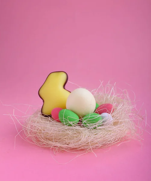 Kapsla Full Färgglada Ägg Och Glaserade Cookie Formad Kanin Rosa — Stockfoto