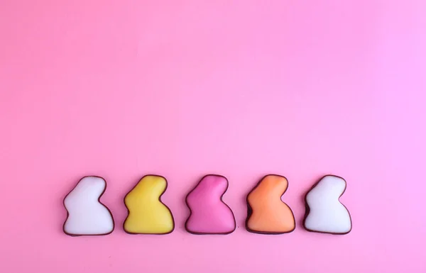 Kleurrijke Glazen Cookies Vormige Konijnen Roze Achtergrond — Stockfoto