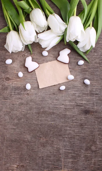 Composición Con Tulipanes Blancos Galletas Vidriadas Forma Conejos Caramelos Papel — Foto de Stock