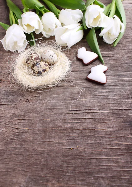 Цветочная Композиция Белыми Тюльпанами Гнездо Перепелиными Яйцами Застекленное Печенье Форме — стоковое фото