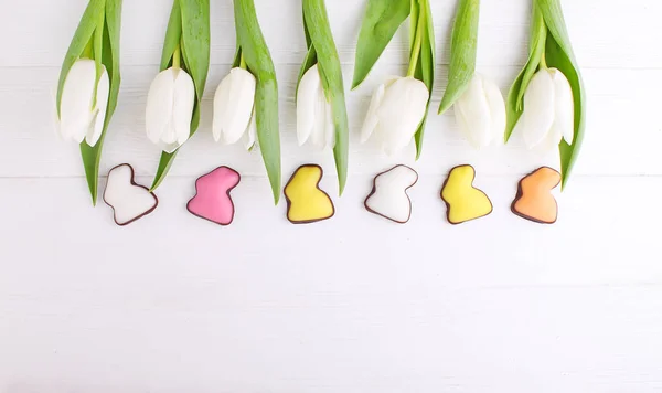 Tulipes Blanches Fraîches Avec Biscuits Glacés Colorés Lapins Forme Sur — Photo