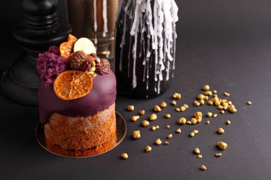 Paskalya kek kuru üzüm ve fındık ile dekore edilmiş şekerlenmiş meyve