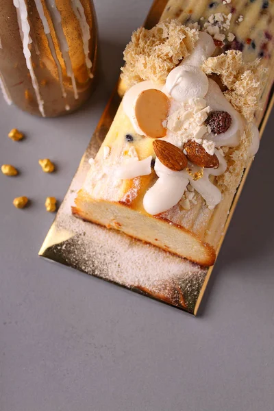 Традиционный Пасхальный Десерт Сыра Изюмом Орехами Конфетами — стоковое фото