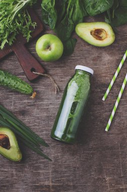 ıspanak, avokado, salatalık ve elma taze yeşil yüzlü Üstten Görünüm