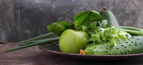 Πράσινα Φρέσκα Λαχανικά Και Φρούτα Στο Πιάτο Φόντο Ξύλινη — Φωτογραφία Αρχείου