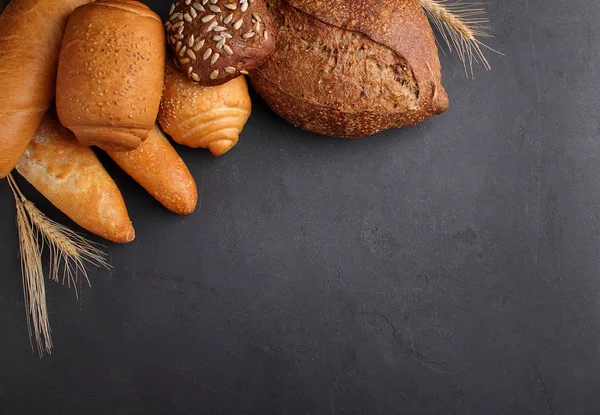 Різні Види Хліба Насінням Кунжуту Чорному Тлі — стокове фото
