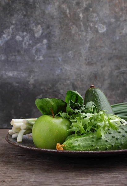 신선한 야채와 배경에 접시에 — 스톡 사진