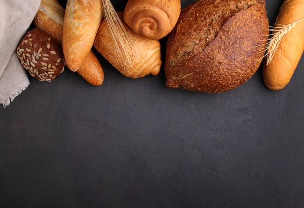 Ekmek Ile Susam Siyah Arka Plan Üzerine Farklı Türleri — Stok fotoğraf