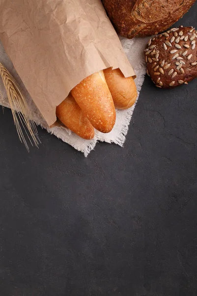 Ekmek Ile Susam Siyah Arka Plan Üzerine Farklı Türleri — Stok fotoğraf