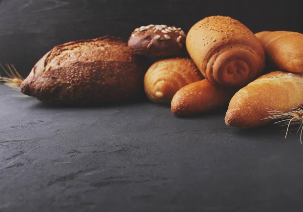 黒い背景に胡麻パンの種類 — ストック写真