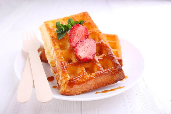 Bayerische Waffeln Mit Karamell Und Erdbeere Auf Weißem Teller — Stockfoto