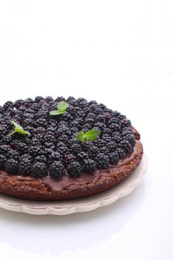 ev yapımı çikolatalı kek ile fındık ve beyaz arka plan üzerinde blackberry