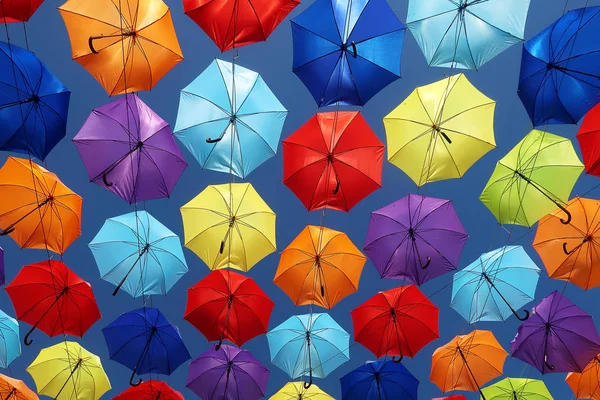 Dezenas Guarda Chuvas Coloridos Contra Céu Azul — Fotografia de Stock