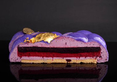 Ayna mor sır gıda altınla süslenmiş berry Mus kek