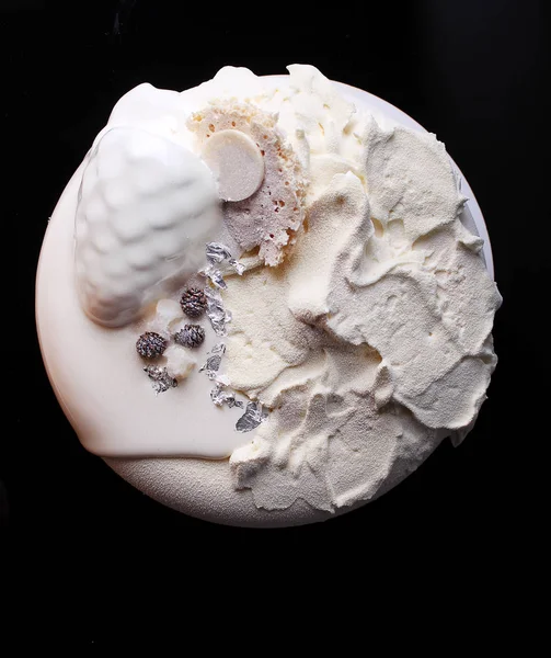 Λευκό Στρογγυλό Κέικ Μους Διακοσμημένο Μοριακό Κέικ Σφουγγάρι Μαύρο Φόντο — Φωτογραφία Αρχείου