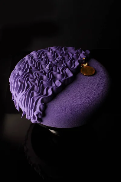 Lila Ronde Mousse Cake Versierd Met Moleculaire Spons Cake Een — Stockfoto