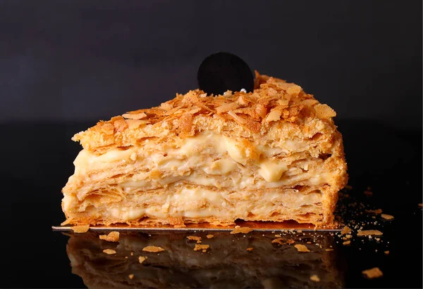 Шматок Торта Наполеон Чорному Фоні — стокове фото