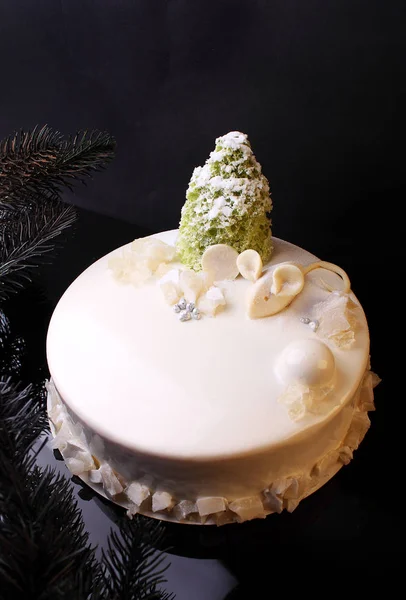 黒を基調とした分子スポンジケーキで飾られた白い丸ムースケーキ — ストック写真