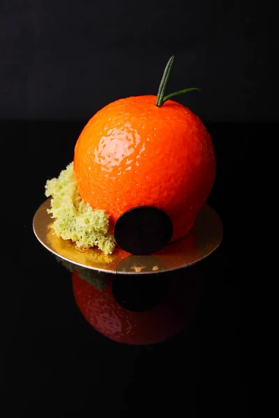 Апельсиновий Торт Мусу Прикрашений Молекулярним Печивом Чорному Фоні — стокове фото
