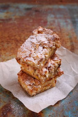 Elmalı turta dilimlenmiş, pudra şekeriyle süslenmiş.