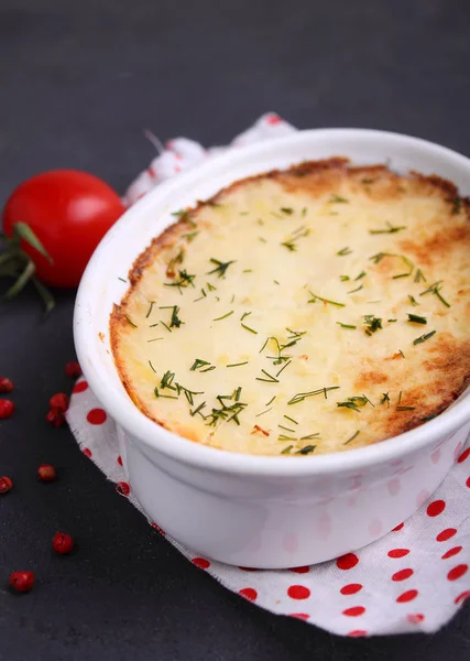 Burgonya Casserole Fehér Formában Fekete Alapon — Stock Fotó