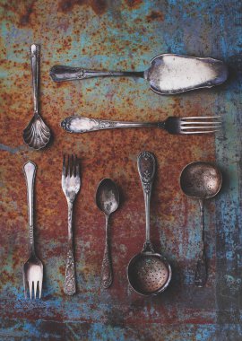 Çatal, kaşık ve çatal bıçak takımı. Kırsal bir geçmişi var. Üst görünüm