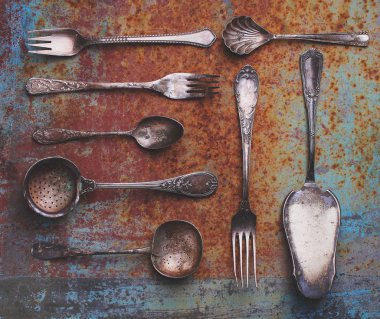 Çatal, kaşık ve çatal bıçak takımı. Kırsal bir geçmişi var. Üst görünüm