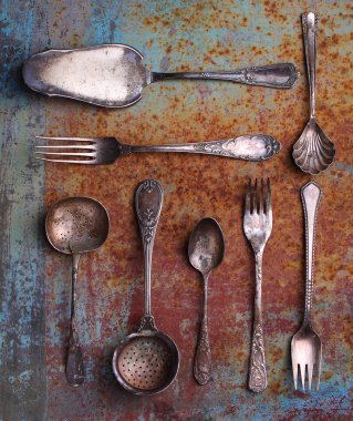 Beyaz arka planda beyaz bir seramik kasede fındık karıştır. Ceviz, fındık, ceviz, fıstık, Brezilya fıstığı ve fıstık. Üst görünüm. 