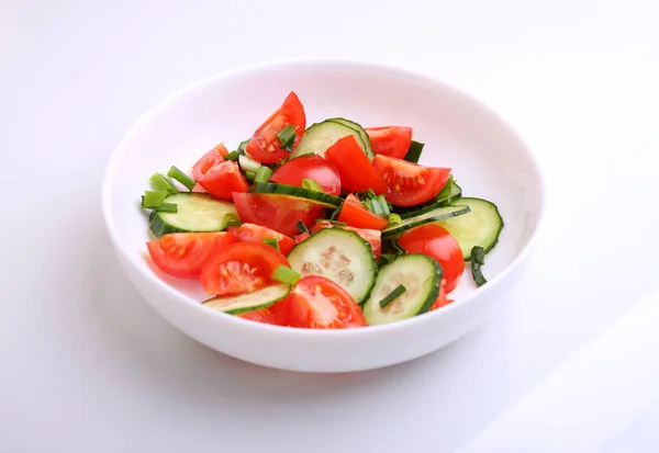 Tomaten Gurken Salat Mit Grünen Zwiebeln Einem Weißen Teller Auf — Stockfoto