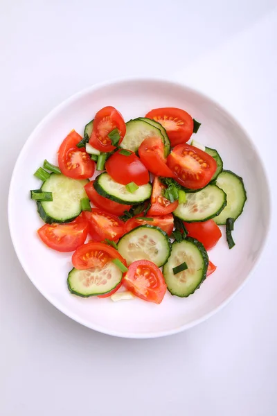 Insalata Pomodoro Cetriolo Con Cipolle Verdi Piatto Bianco Sfondo Bianco — Foto Stock