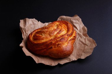 Koyu arkaplanda kalp şeklinde taze çörekler.