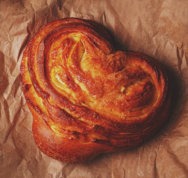 Kağıt üzerinde kalp şeklinde taze çörekler.