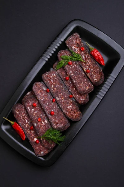 Επεξεργασμένο Κρέας Κομμένο Φέτες Μαύρο Πιάτο Μαύρο Φόντο Πάνω Όψη — Φωτογραφία Αρχείου