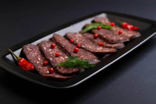 Επεξεργασμένο Κρέας Κομμένο Φέτες Μαύρο Πιάτο Μαύρο Φόντο — Φωτογραφία Αρχείου