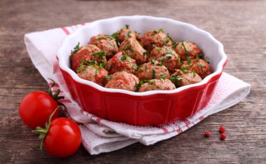 Maydanozla süslenmiş domates soslu köfteler.