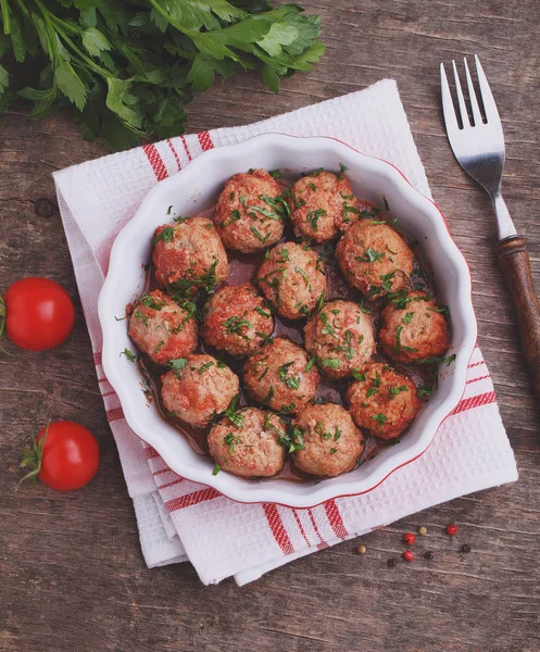 Köttbullar Tomatsås Dekorerad Med Persilja Ovanifrån — Stockfoto