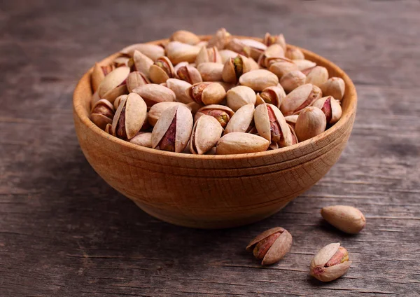 Pistacje Drewnianej Misce Ciemnym Tle — Zdjęcie stockowe