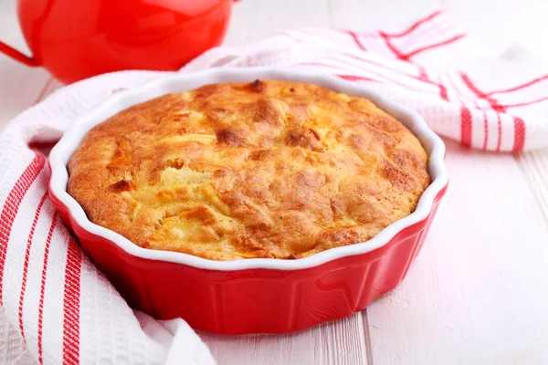 Kuchen Mit Äpfeln Keramikform Auf Weißem Hintergrund lizenzfreie Stockfotos