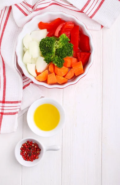 Готовить Овощи Выпечки Тарелке Сырой Перец Морковь Брокколи Лук Маслом — стоковое фото