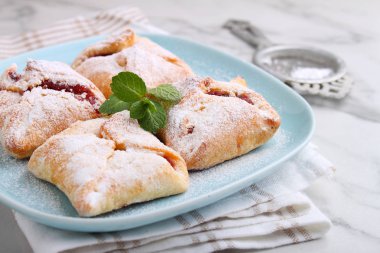 Şeker tozu ve nane ile süslenmiş reçelli çörek